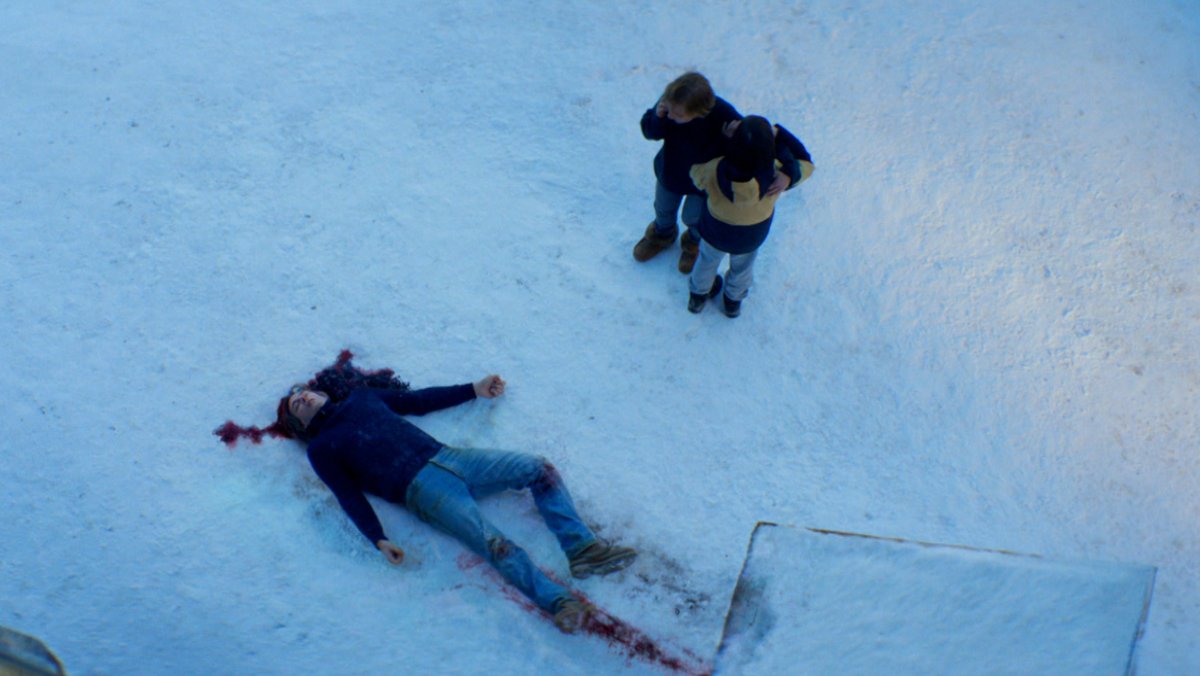 Ein Mann liegt leblos in einer Blutlache im Schnee