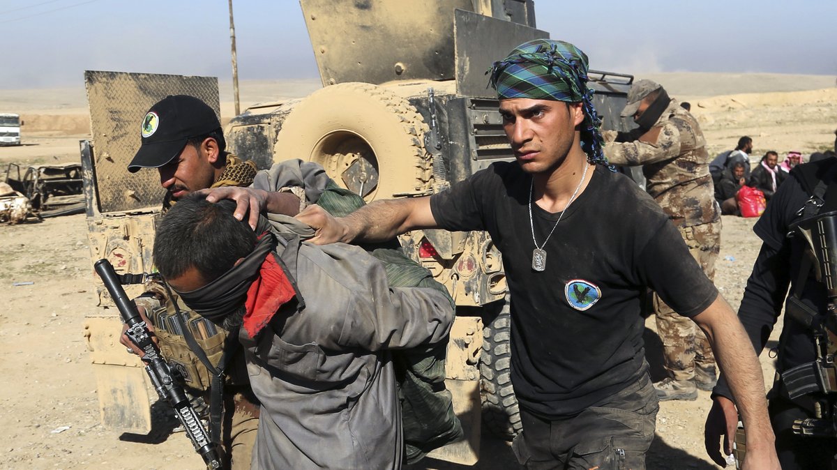 Soldaten einer irakischen Spezialeinheit verhaften einen IS-Kämpfer.