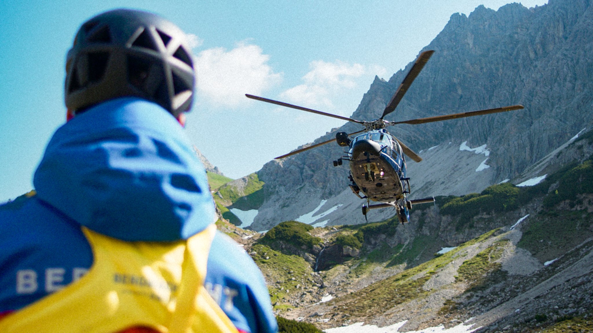 Sie helfen, wenn Bergsteiger in Not sind: Die Männer und Frauen der Bergwacht. | Bild: BR/Luis Trautmann Sie helfen, wenn Bergsteiger in Not sind: Die Männer und Frauen der Bergwacht.