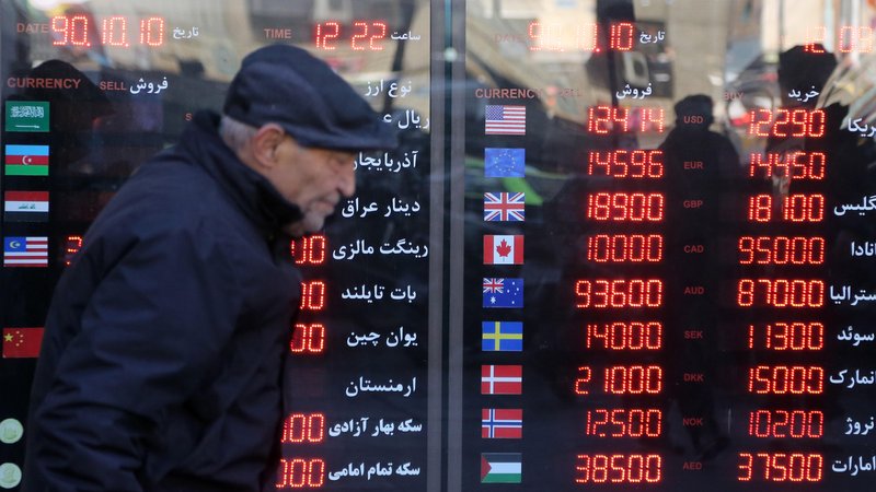 Ein Mann geht in Teheran an Anzeigen für Wechselkurse vorbei | Bild: pa/dpa/Fatemeh Bahrami Ein Mann geht in Teheran an Anzeigen für Wechselkurse vorbei