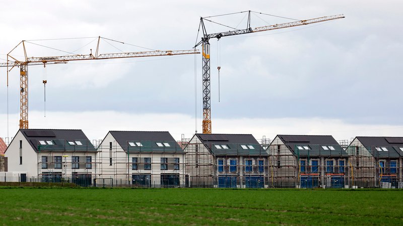 Neubauten auf einem Feld bzw. in einer Neubausiedlung | Bild: picture alliance / Panama Pictures | Christoph Hardt Neubauten auf einem Feld bzw. in einer Neubausiedlung