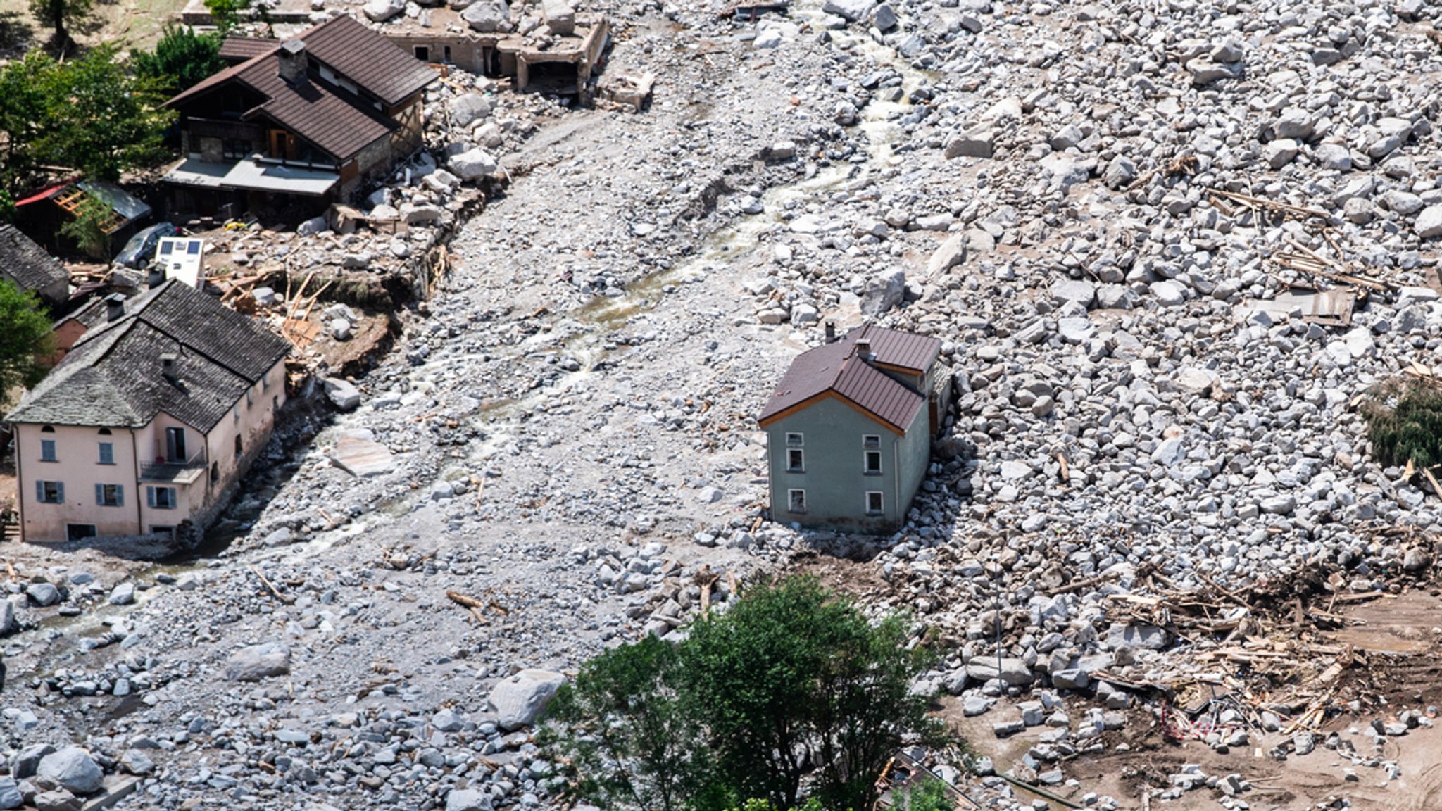 Nach Unwettern in der Schweiz: Noch drei Menschen vermisst