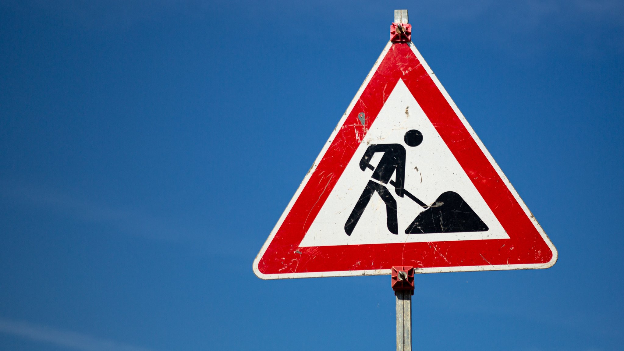 Baustellenschild vor blauem Himmel. | Bild: stock.adobe.com/Simography2019 Baustellenschild vor blauem Himmel.
