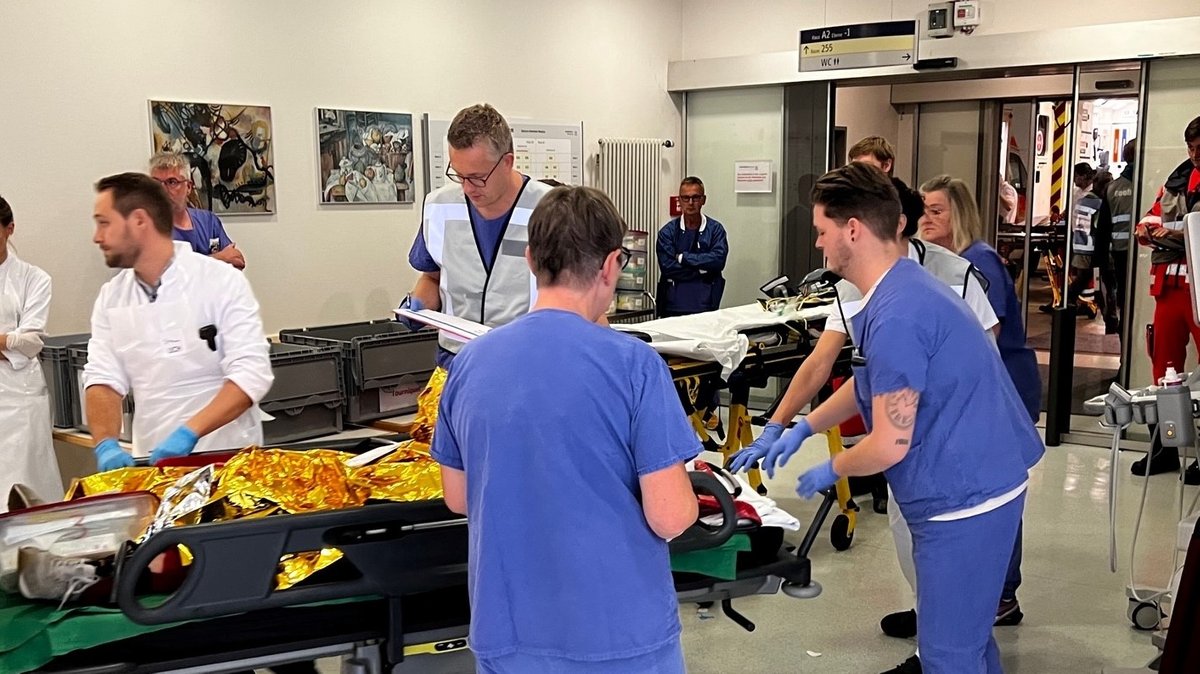 Ärzte und Pfleger der Uniklinik Würzburg kümmern sich um "Verletzte" im Rahmen der Großübung "Neuer Hafen" 