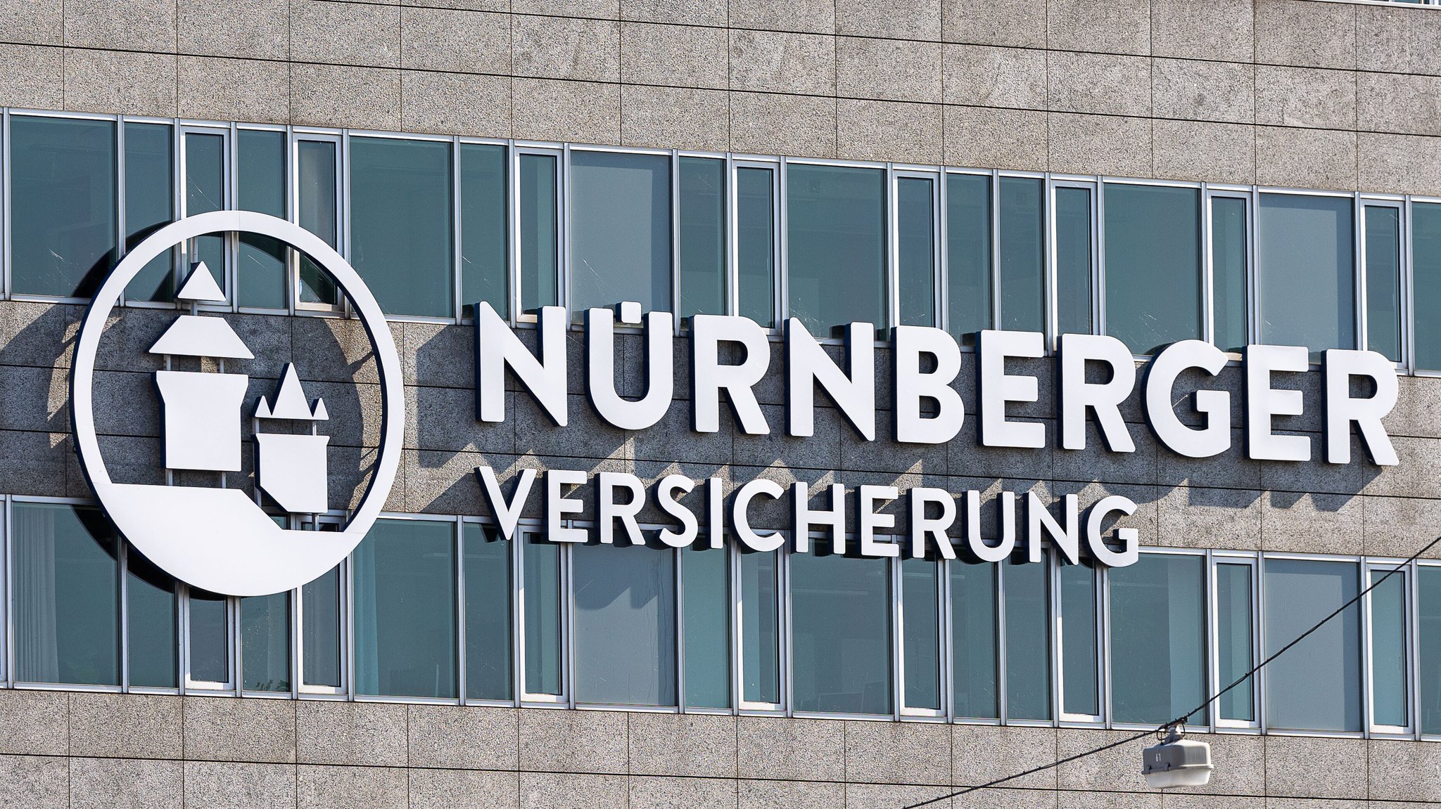 Detailansicht des Logos und Schriftzugs der Nürnberger Versicherung an der Firmenzentrale,
