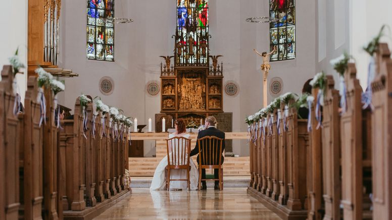 Symbolbild: Hochzeit in einer Kirche | Bild:Designerstück/Julia Müller