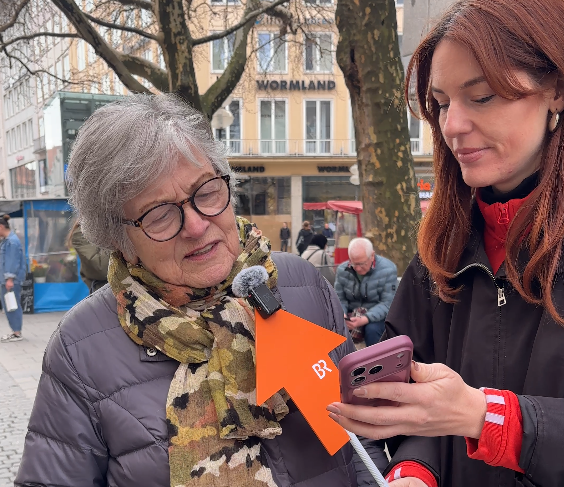 Rentnerin Waldtraut Morawietz versucht mit BR-Host Meike Föckersperger ein KI-Video von einem echten zu unterscheiden.