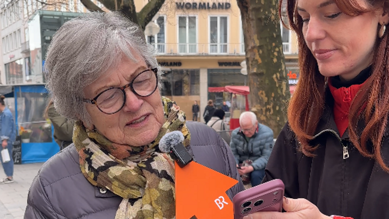 Rentnerin Waldtraut Morawietz versucht mit BR-Host Meike Föckersperger ein KI-Video von einem echten zu unterscheiden. | Bild: BR Rentnerin Waldtraut Morawietz versucht mit BR-Host Meike Föckersperger ein KI-Video von einem echten zu unterscheiden.