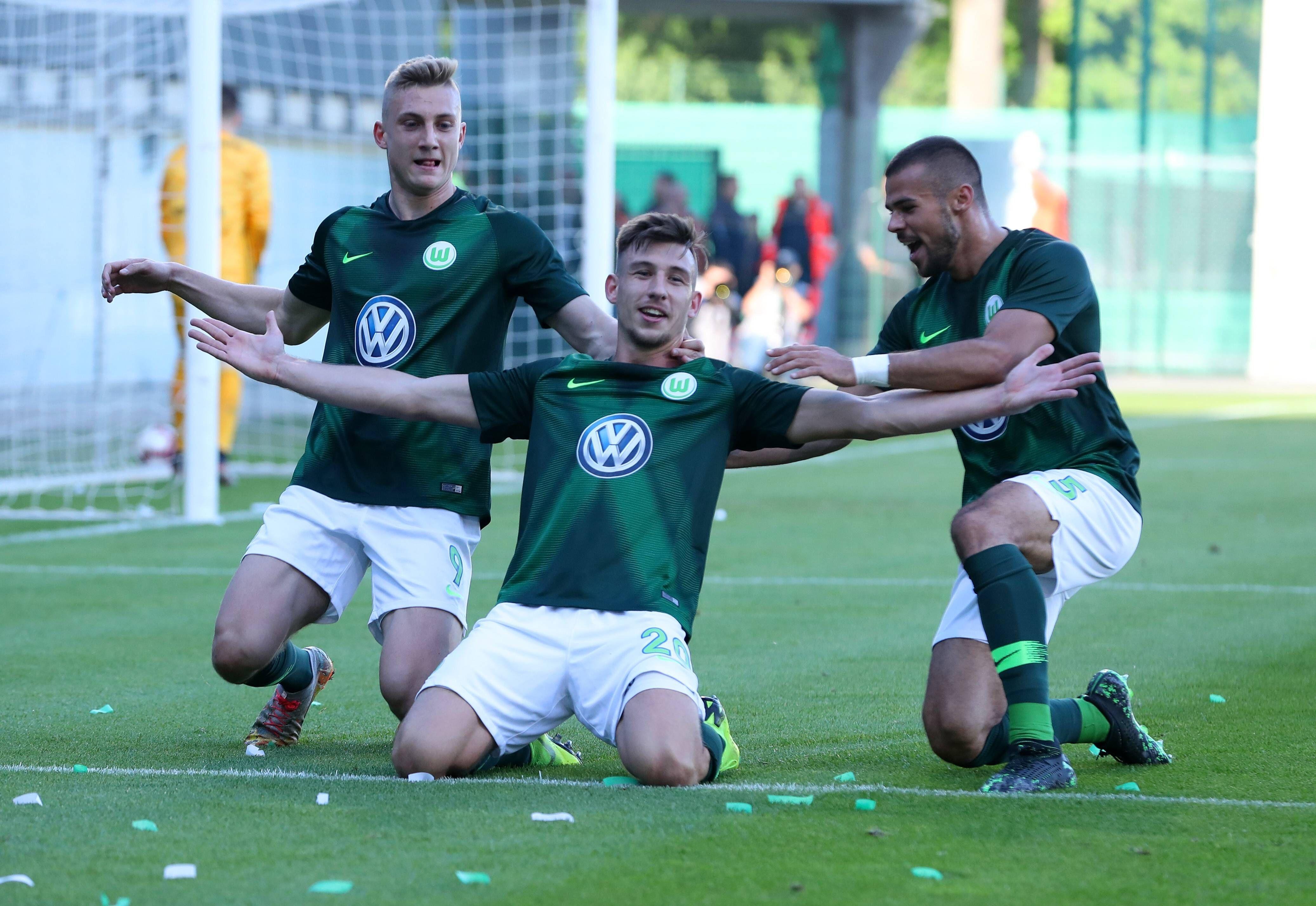 Jubelnde Wolfsburg-Spieler | Bild: imago/regios24 Jubelnde Wolfsburg-Spieler