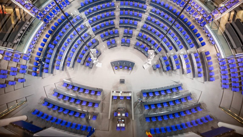 Blick in den Plenarsaal im Bundestag vor der Abstimmung über den Gesetzentwurf der Union zum "Zustrombegrenzungsgesetz" . | Bild: pa/dpa/ Michael Kappeler Blick in den Plenarsaal im Bundestag vor der Abstimmung über den Gesetzentwurf der Union zum "Zustrombegrenzungsgesetz" .