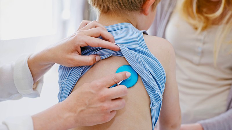 Kind wird von einer Ärztin untersucht | Bild: picture alliance / BSIP | Alice S. Kind wird von einer Ärztin untersucht