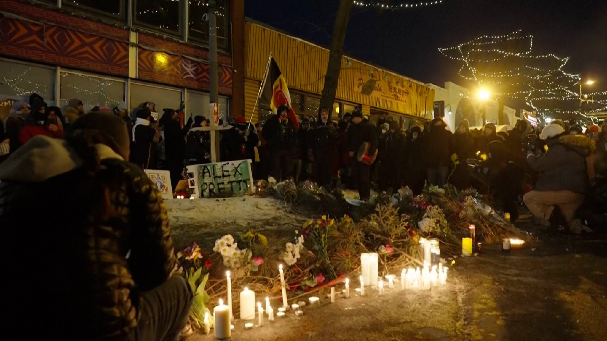 Nach den tödlichen Schüssen in Minneapolis haben hunderte Menschen eine Mahnwache abgehalten und des 37-jährigen Opfers gedacht. | Bild: BR Nach den tödlichen Schüssen in Minneapolis haben hunderte Menschen eine Mahnwache abgehalten und des 37-jährigen Opfers gedacht.