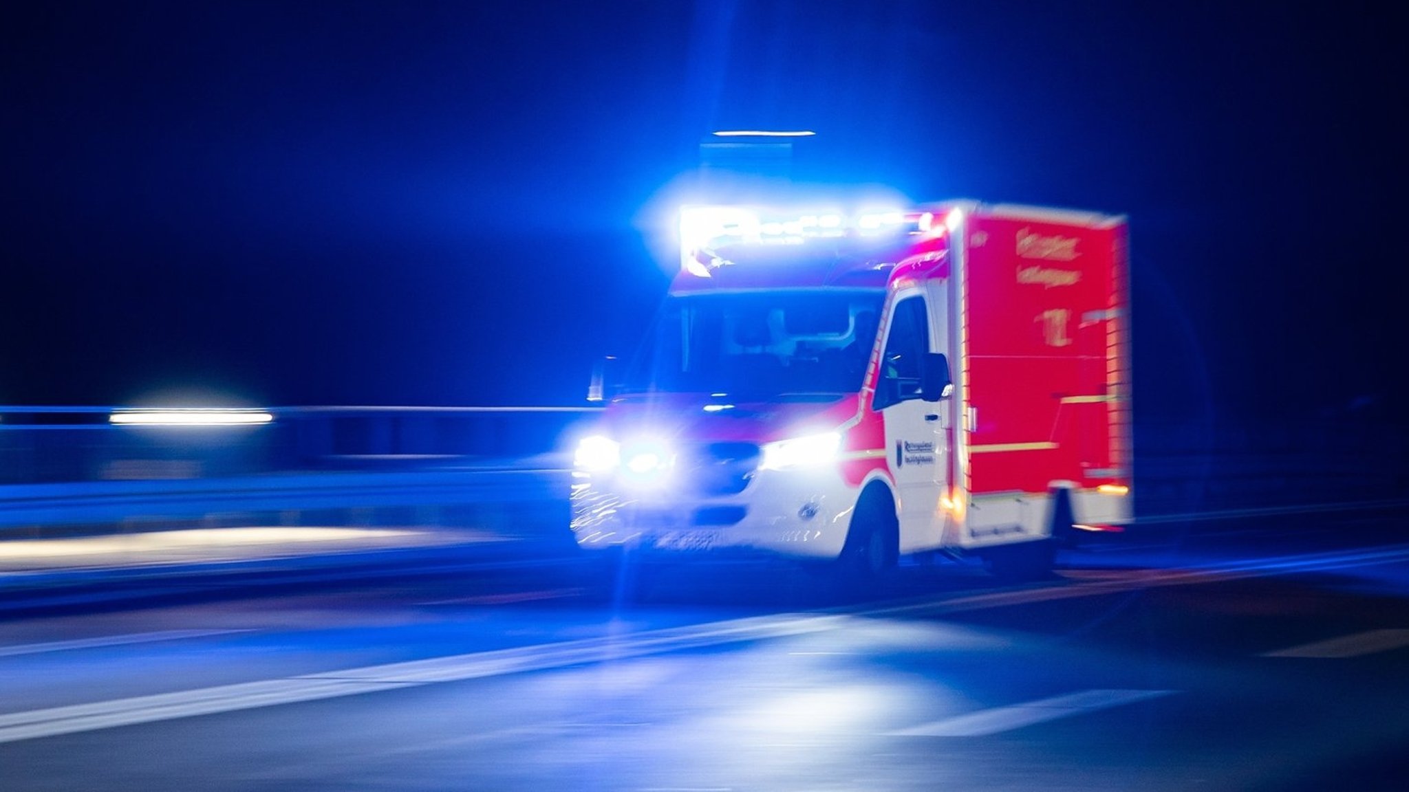 Rettungswagen im nächtlichen Einsatz | Bild: picture alliance/dpa/Marcel Kusch Rettungswagen im nächtlichen Einsatz