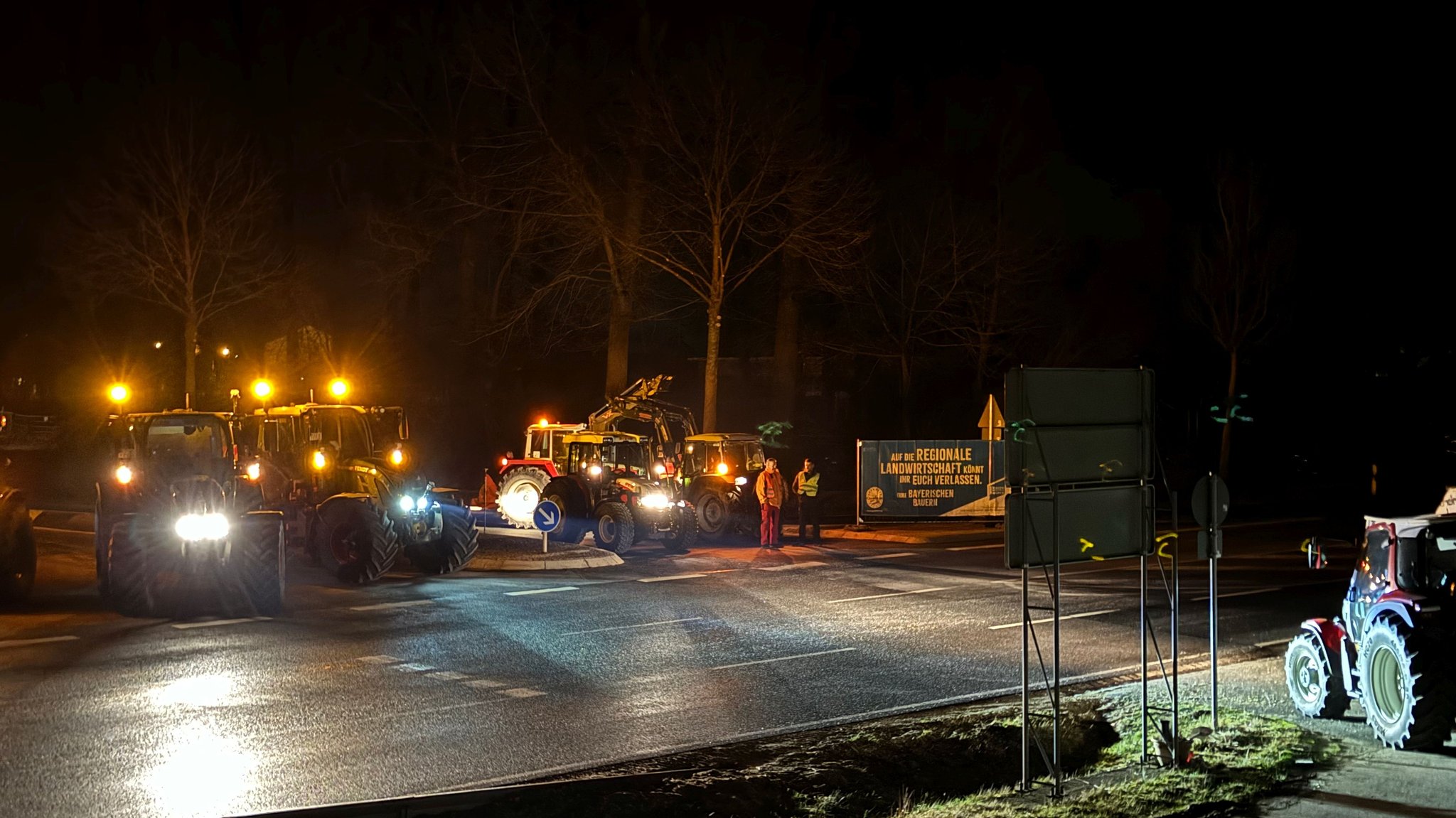 Landwirte blockieren bei Neustadt an der Donau die Auffahrt zur B299