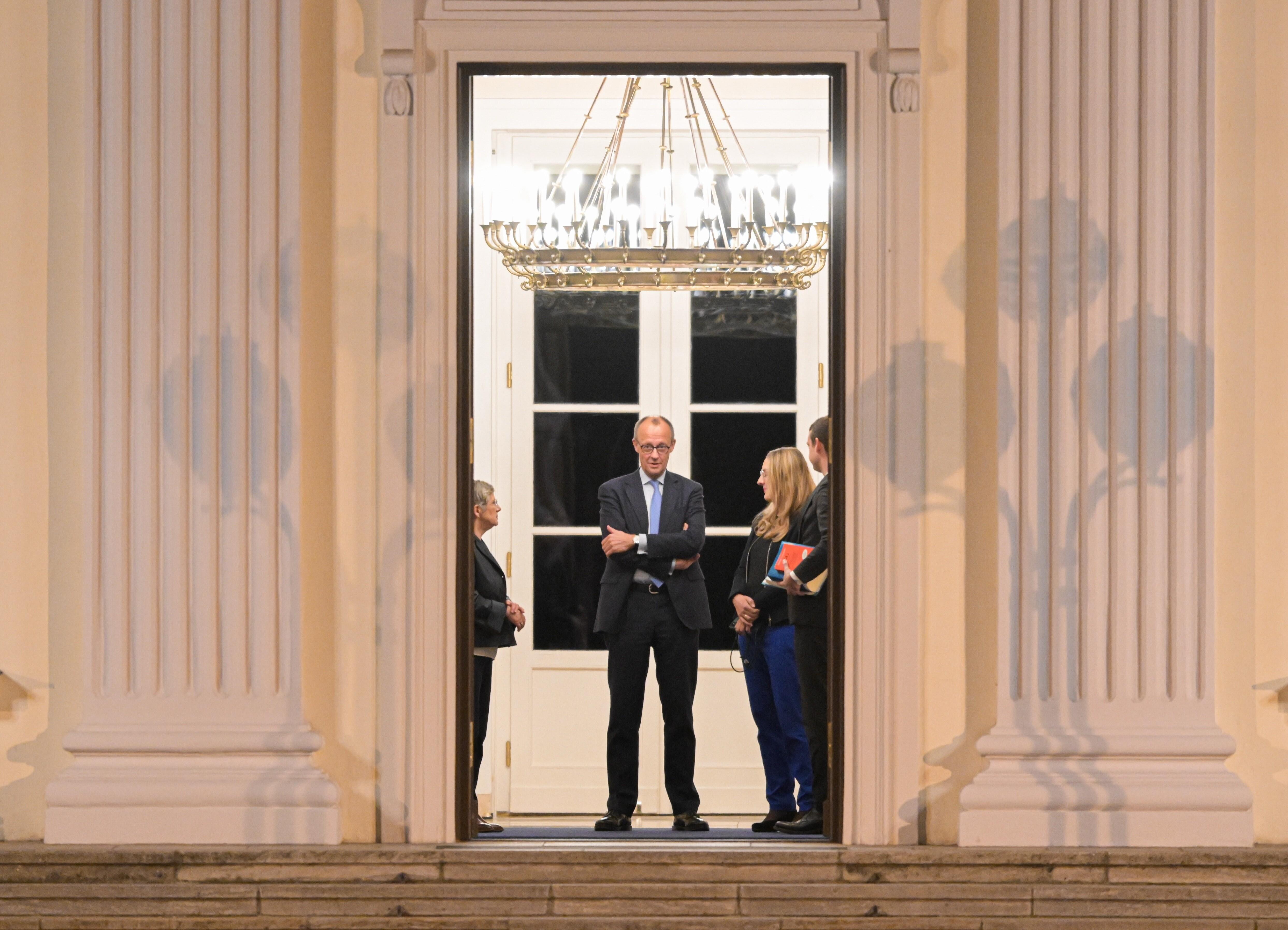 Friedrich Merz (CDU) mit Katharina Dröge und Britta Haßelmann (beide Grüne) (Archivbild)