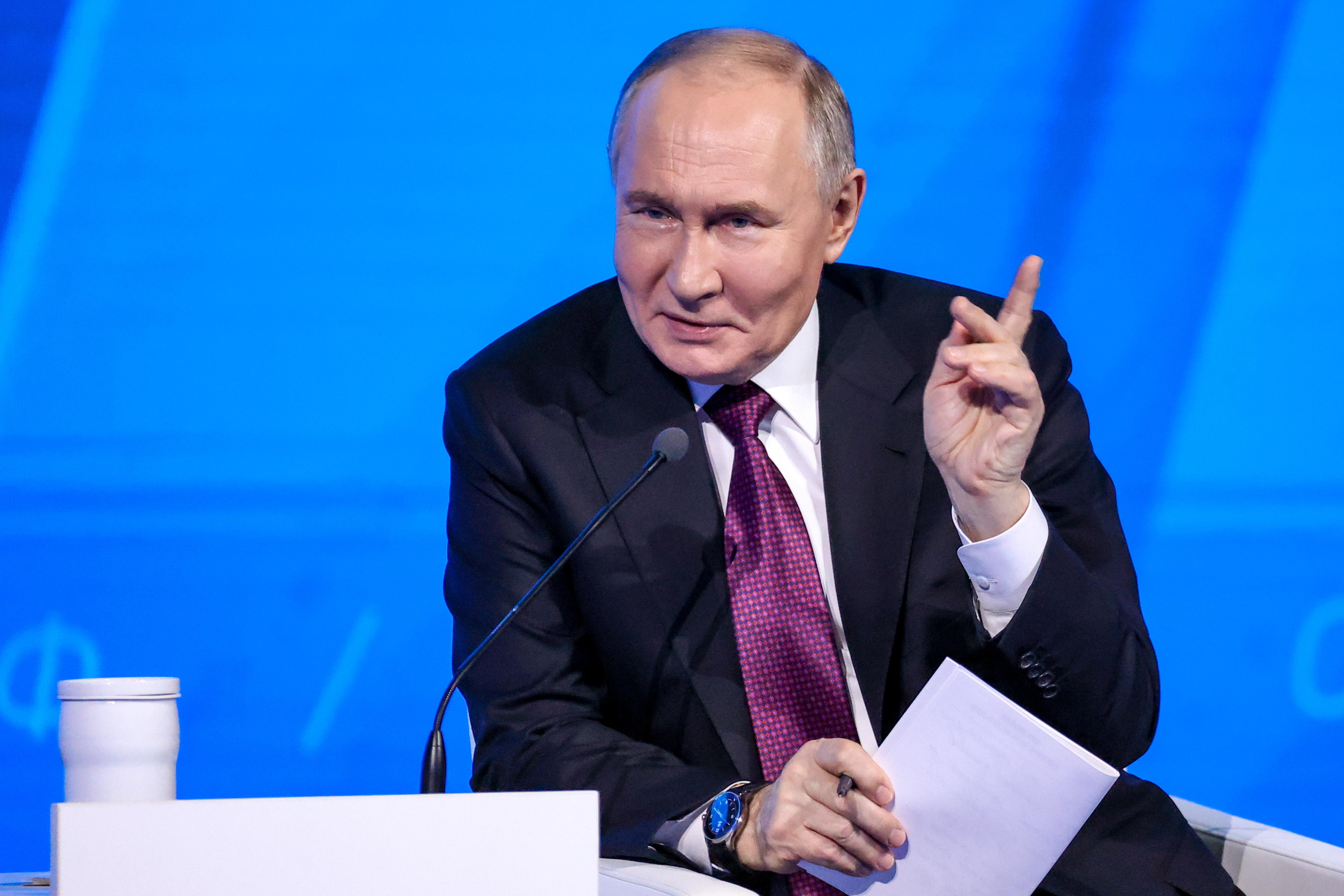 Der russische Präsident hebt den Zeigefinger