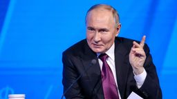 Der russische Präsident hebt den Zeigefinger | Bild:Sergej Karpukhin/Picture Alliance