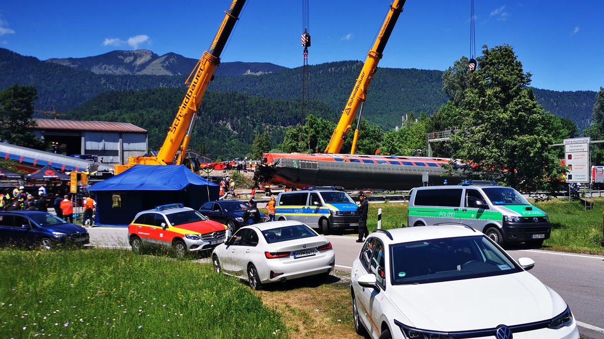 Einen Tag nach dem schweren Zugunglück bei Garmisch werden die ersten Waggons geborgen. 
