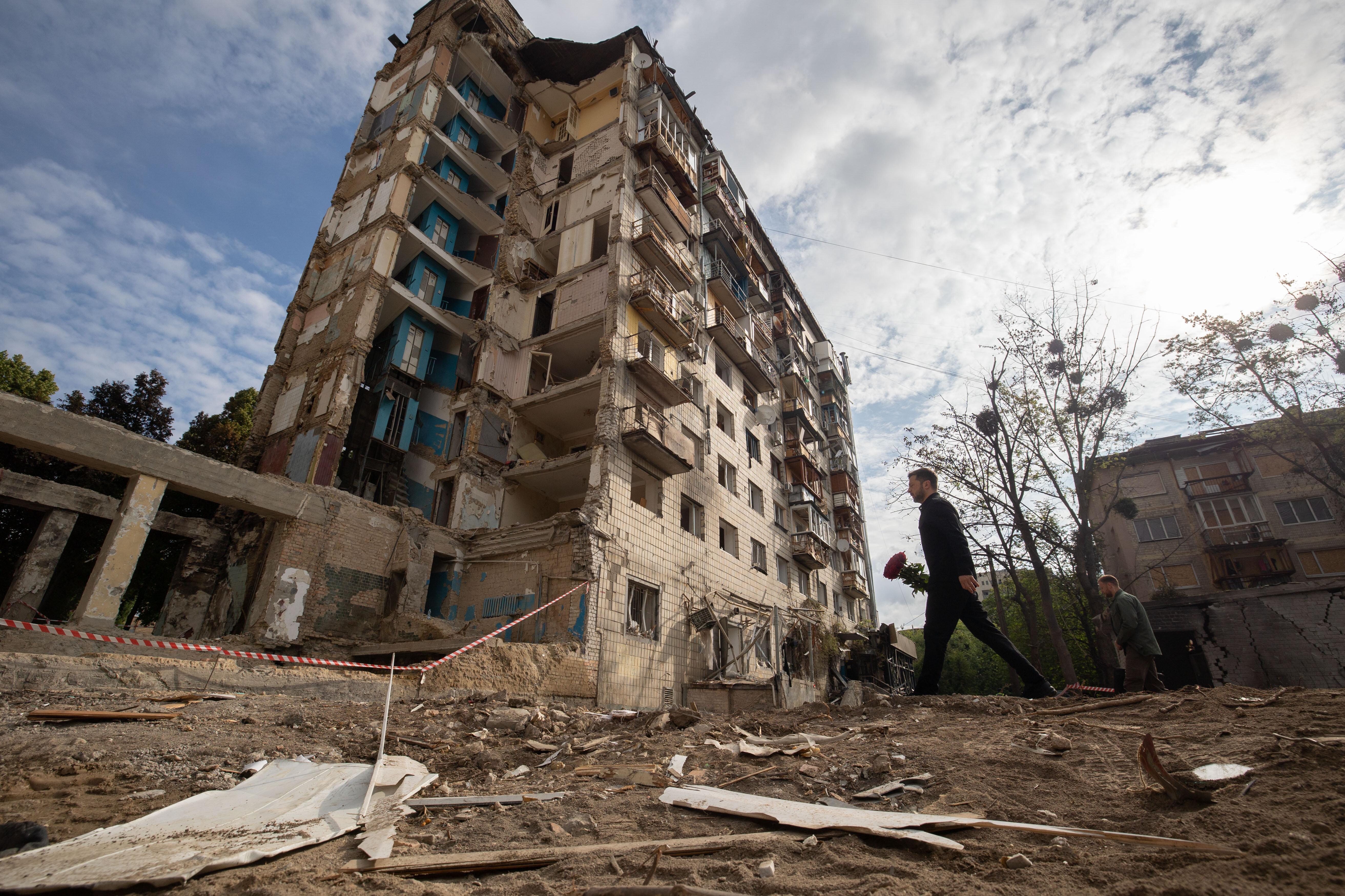 Der ukrainische Präsident Selenskyj vor zerstörten Wohnhäusern in Kiew