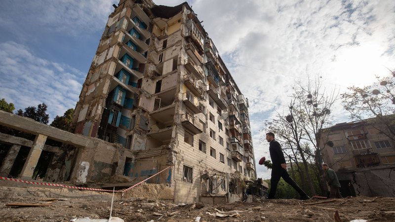 Der ukrainische Präsident Selenskyj vor zerstörten Wohnhäusern in Kiew | Bild: picture alliance / SvenSimon| Presidential Office of Ukraine Der ukrainische Präsident Selenskyj vor zerstörten Wohnhäusern in Kiew