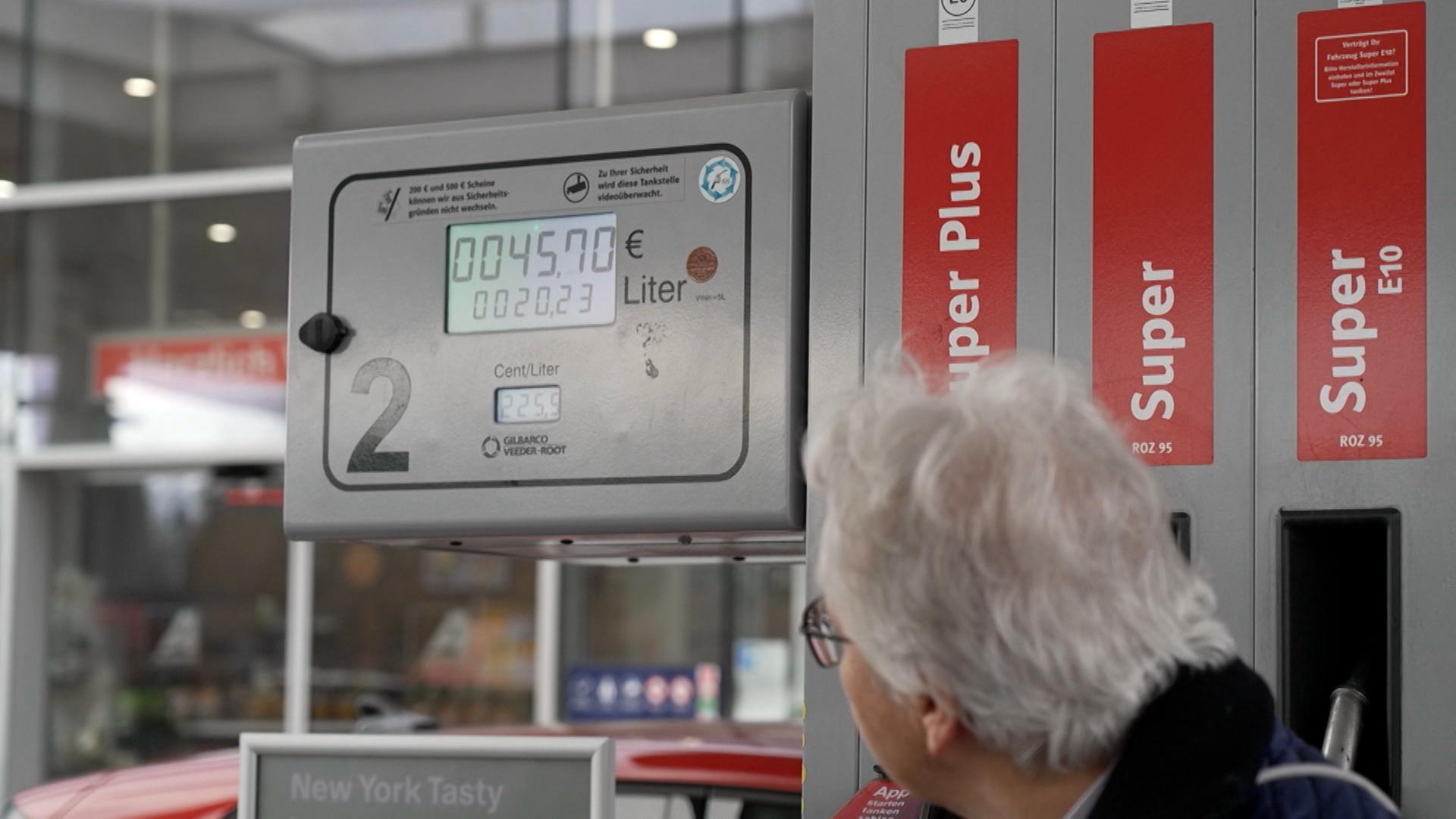 Tankstellen dürfen ab sofort nur einmal täglich mittags die Preise erhöhen. Heute hat das erstmal das Gegenteil bewirkt: Der Literpreis stieg kräftig, ging aber dann wieder etwas runter. Daher die Frage: Wann tanken wir denn nun am günstigsten?