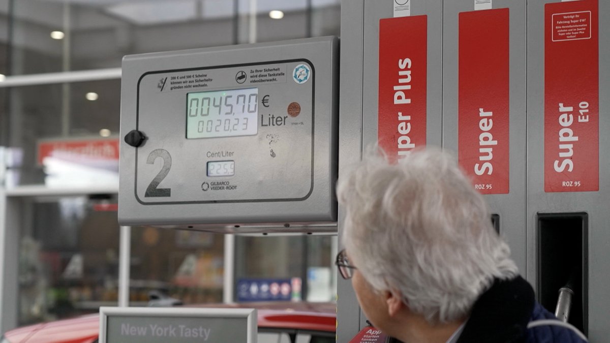 Tankstellen dürfen ab sofort nur einmal täglich mittags die Preise erhöhen. Heute hat das erstmal das Gegenteil bewirkt: Der Literpreis stieg kräftig, ging aber dann wieder etwas runter. Daher die Frage: Wann tanken wir denn nun am günstigsten?