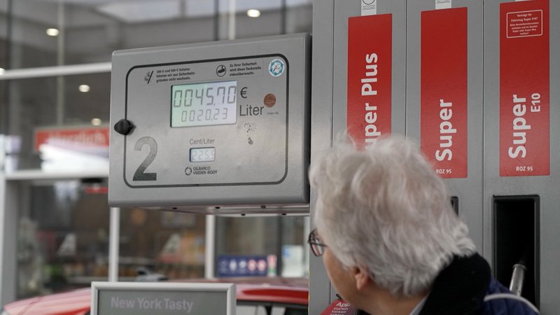 Tankstellen dürfen ab sofort nur einmal täglich mittags die Preise erhöhen. Heute hat das erstmal das Gegenteil bewirkt: Der Literpreis stieg kräftig, ging aber dann wieder etwas runter. Daher die Frage: Wann tanken wir denn nun am günstigsten? | Bild: BR Tankstellen dürfen ab sofort nur einmal täglich mittags die Preise erhöhen. Heute hat das erstmal das Gegenteil bewirkt: Der Literpreis stieg kräftig, ging aber dann wieder etwas runter. Daher die Frage: Wann tanken wir denn nun am günstigsten?