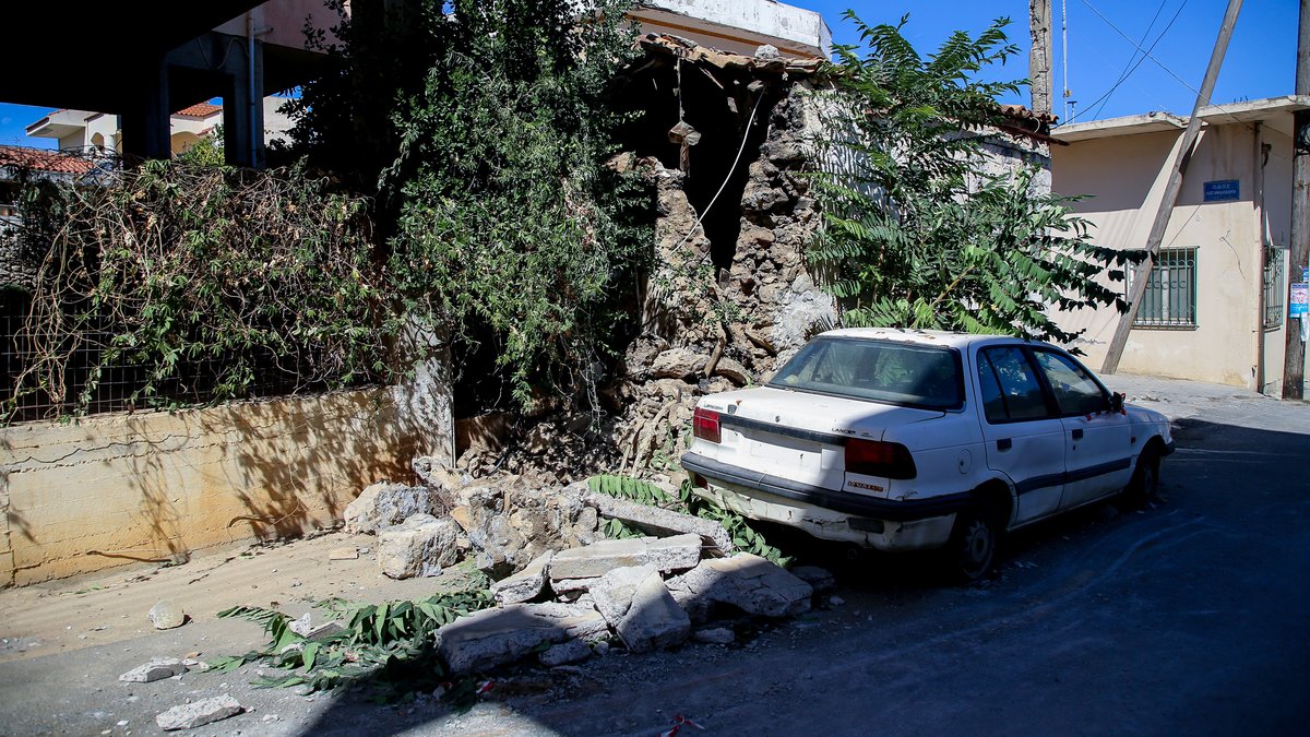 Gebäudeschäden durch das starke Erdbeben in einem Straßenzug von Heraklion, aufgenommen am 27.09.21.