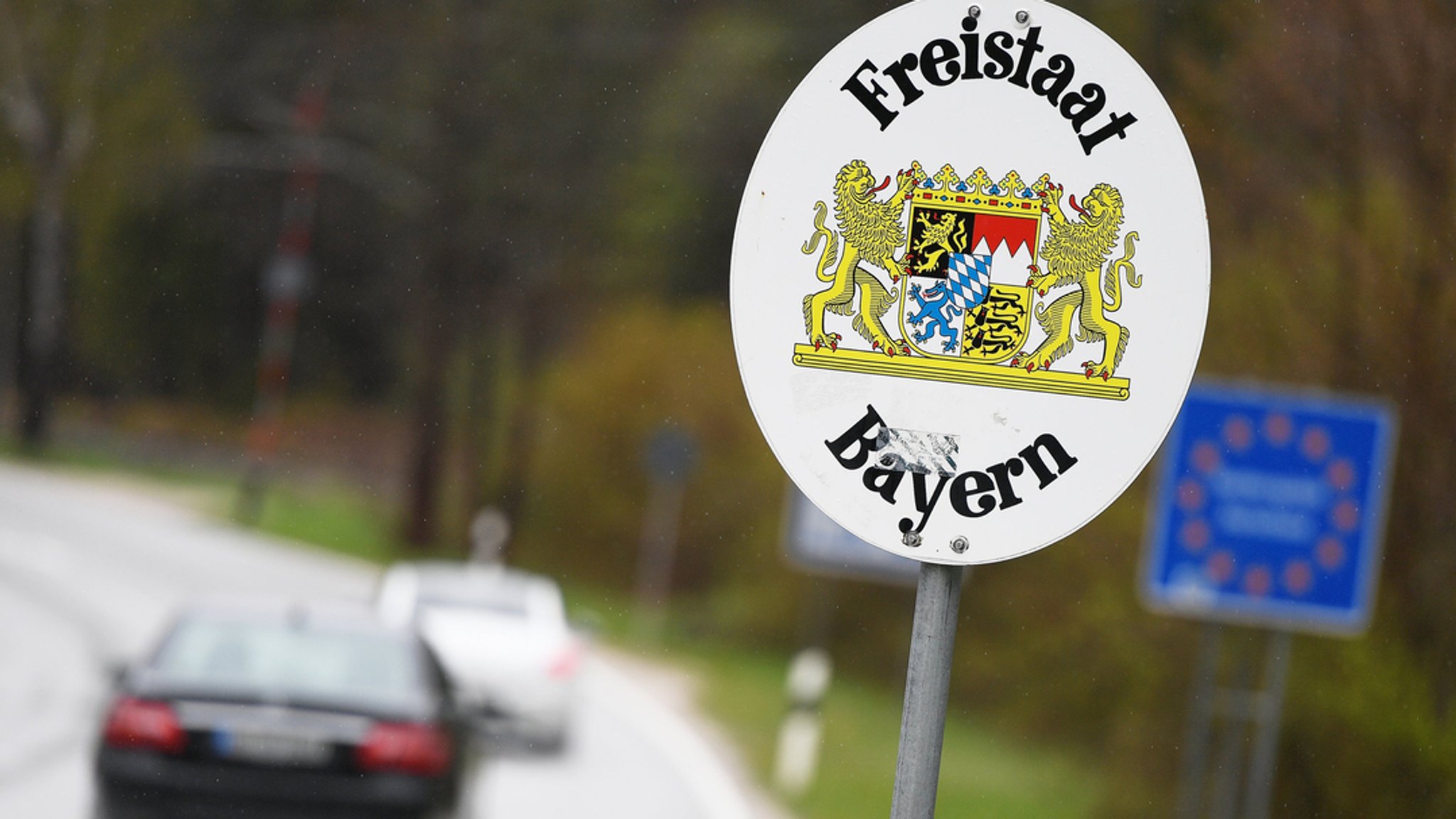 Fahrzeuge fahren am Grenzübergang zwischen Scharnitz und Mittenwald nach Bayern (Archivfoto).