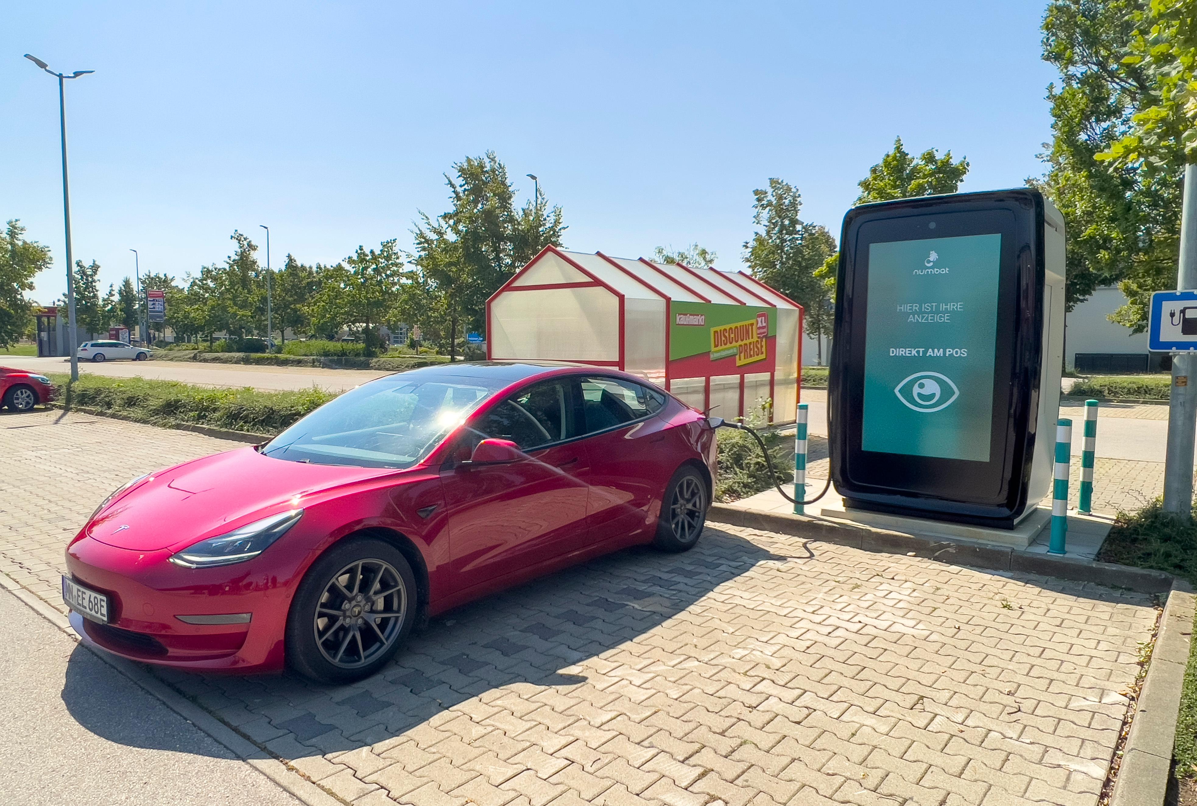 Ein E-Auto wird an einer Ladesäule der Allgäuer Firma Numbat aufgeladen.