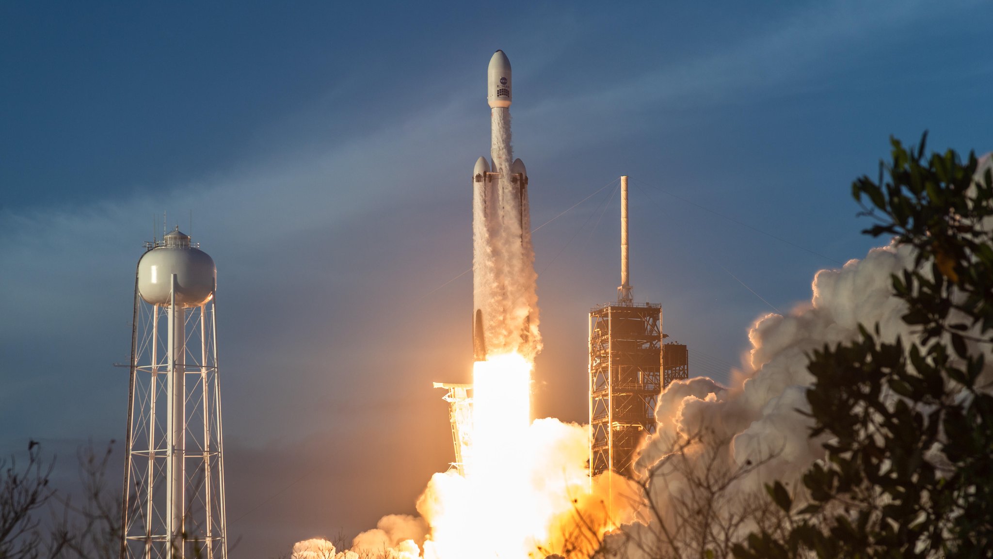 SpaceX-Rakete mit Nancy-Grace-Roman-Teleskop beim Start | Bild: picture alliance / NurPhoto | Manuel Mazzanti SpaceX-Rakete mit Nancy-Grace-Roman-Teleskop beim Start