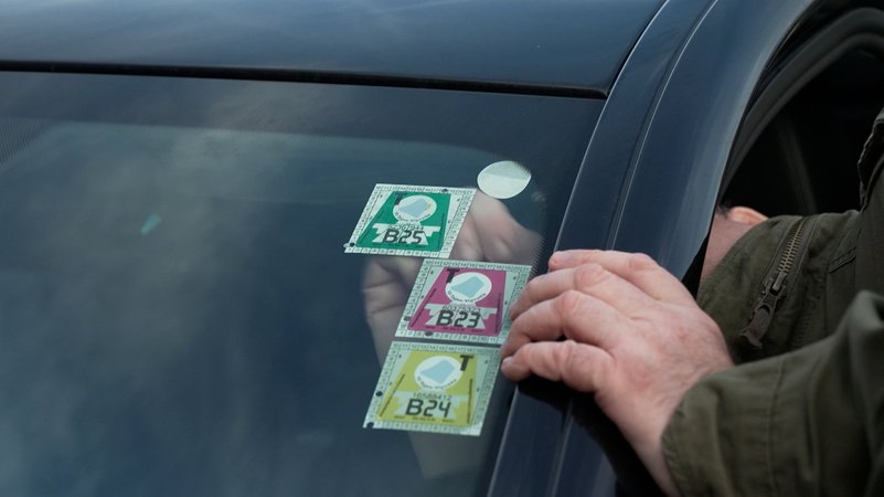 Autobahn-Vignetten kleben hinter einer Windschutzscheibe. | Bild: BR Autobahn-Vignetten kleben hinter einer Windschutzscheibe.