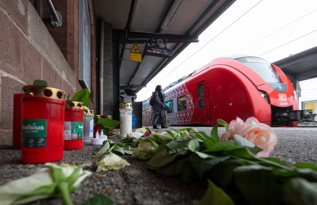 Kerzen und Blumen erinnern auf dem Bahnsteig am Bahnhof in Landstuhl an den getöteten Bahnmitarbeiter Serkan C.