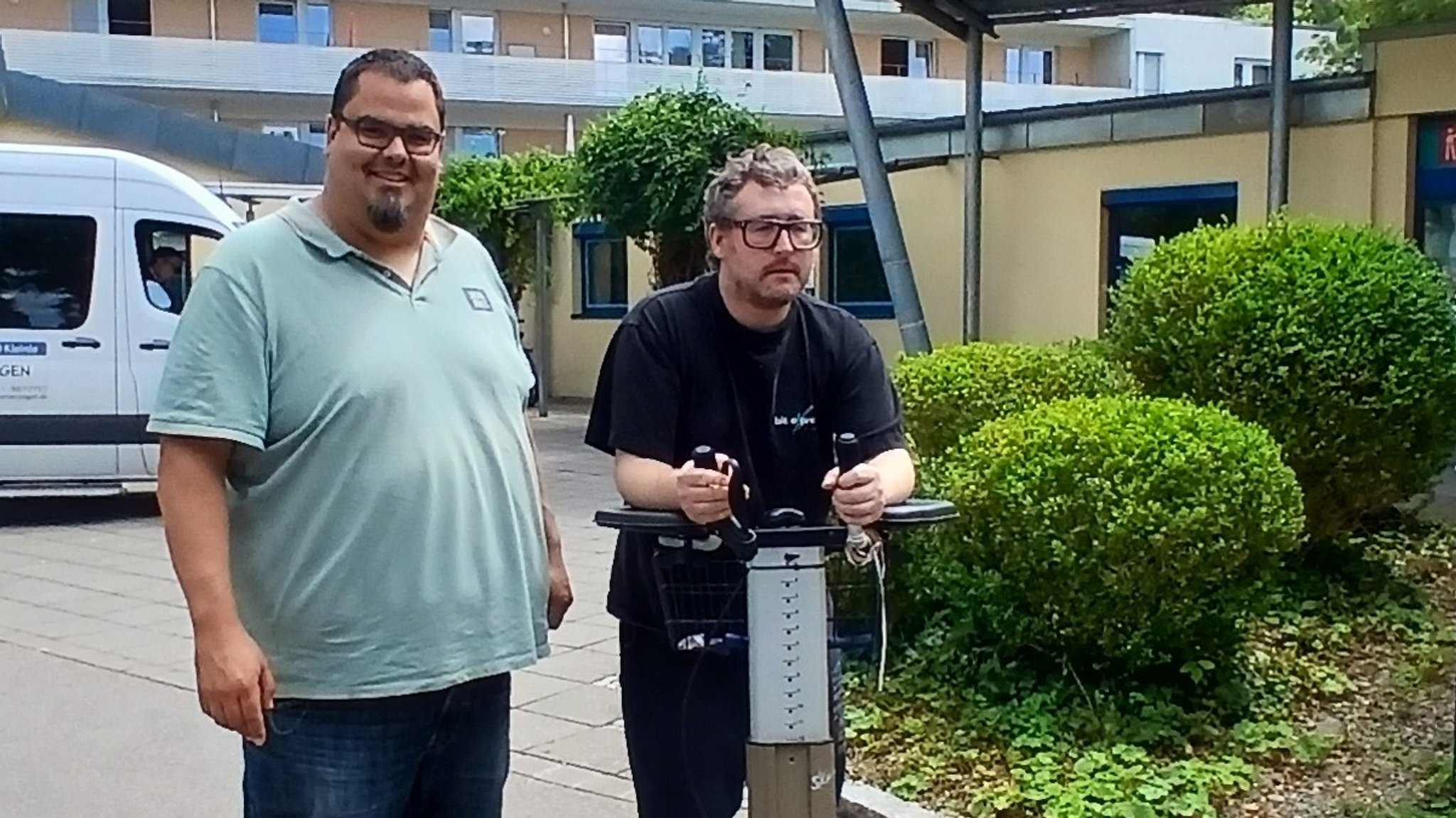 Dominik Wenzel mit seinem Reha-Patienten Florian: In seiner Ausbildung zum Heilerziehungspfleger findet er Sinn und Erfüllung. 