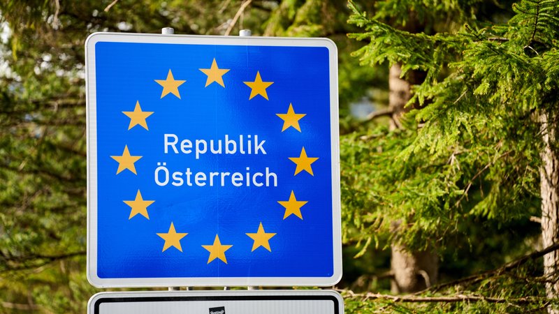 Schild an der Grenze von Österreich | Bild: pa/CHROMORANGE/Michael Bihlmayer Schild an der Grenze von Österreich