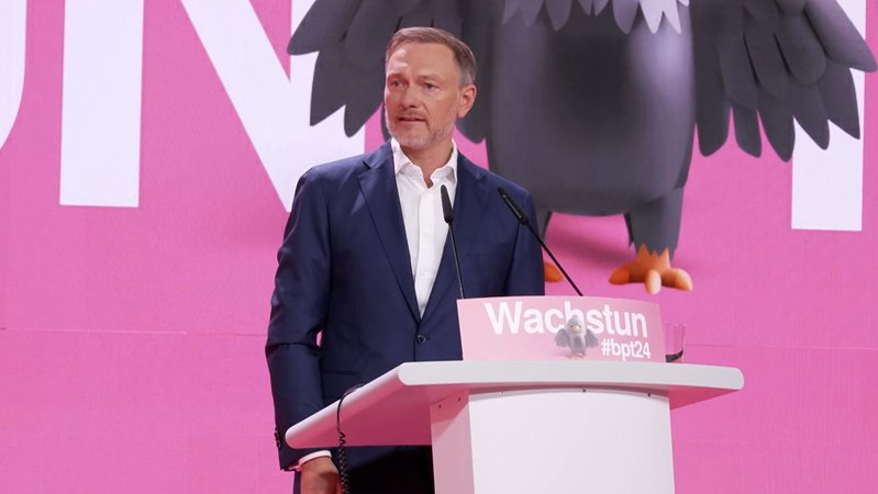 Die FDP ist in Berlin in ihren Bundesparteitag gestartet. Die mehr als 600 Delegierten wollen den weiteren Kurs ihrer Partei in der Ampel-Koalition mit SPD und Grünen abstecken. Auf deren Kritik stieß bereits ein 12-Punkte-Plan des FDP-Vorstandes.