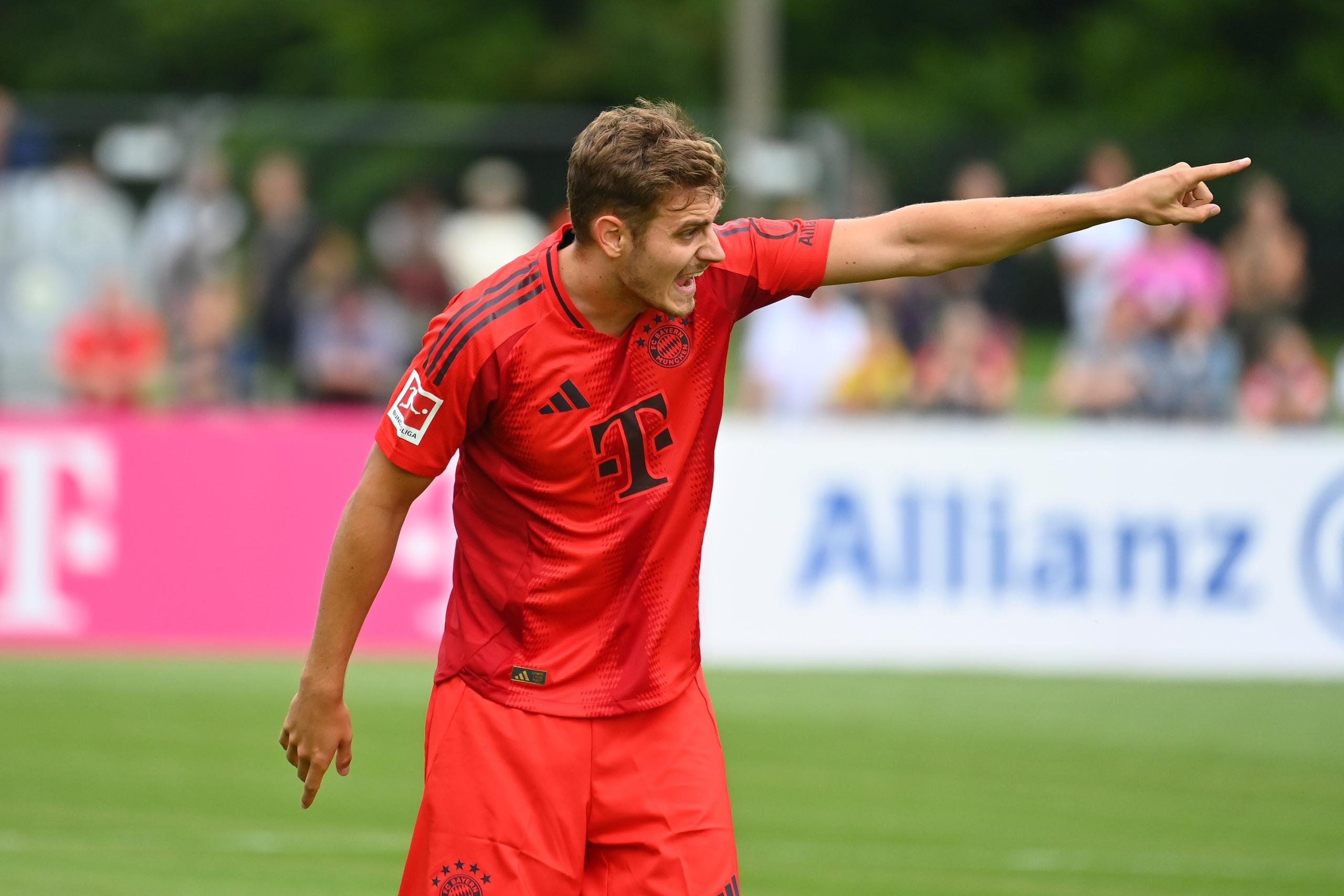 Josip Stanisic beim Testspiel des FC Bayern gegen den FC Rottach-Egern