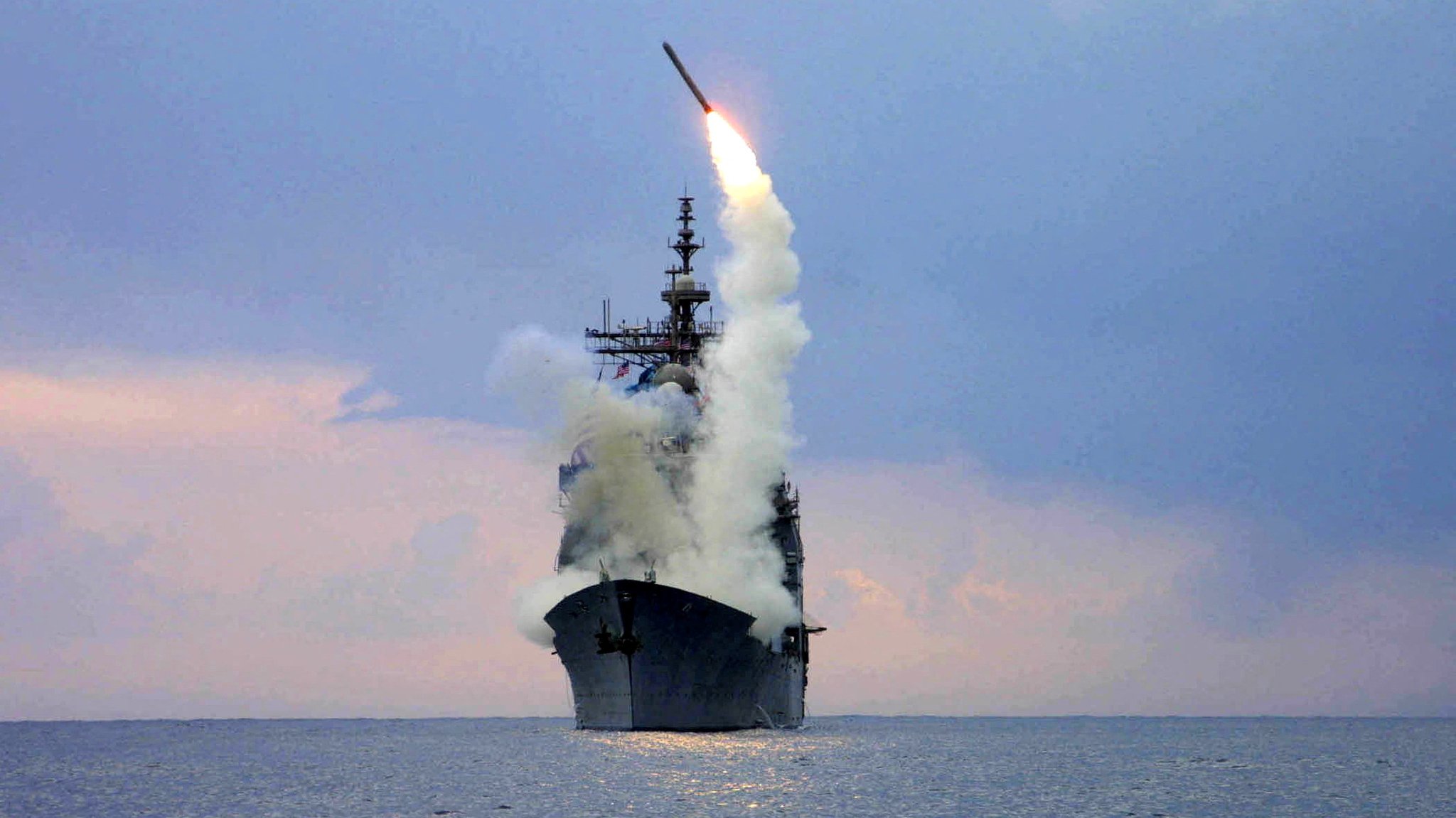 ARCHIV (23.3.2003) Symbolbild Tomahawk Land Attack Missile (TLAM) wird vom US-Marineschiff USS Cape St. George abgefeuert | Bild: REUTERS/U.S. Navy/Intelligence Specialist 1st Class Kenneth Moll/File Photo/ ARCHIV (23.3.2003) Symbolbild Tomahawk Land Attack Missile (TLAM) wird vom US-Marineschiff USS Cape St. George abgefeuert