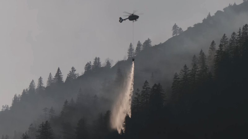 Ein Löschhubschrauber ist im Kampf gegen die Flammen im Bergwald bei Bayrischzell im Einsatz. | Bild: BR Ein Löschhubschrauber ist im Kampf gegen die Flammen im Bergwald bei Bayrischzell im Einsatz.