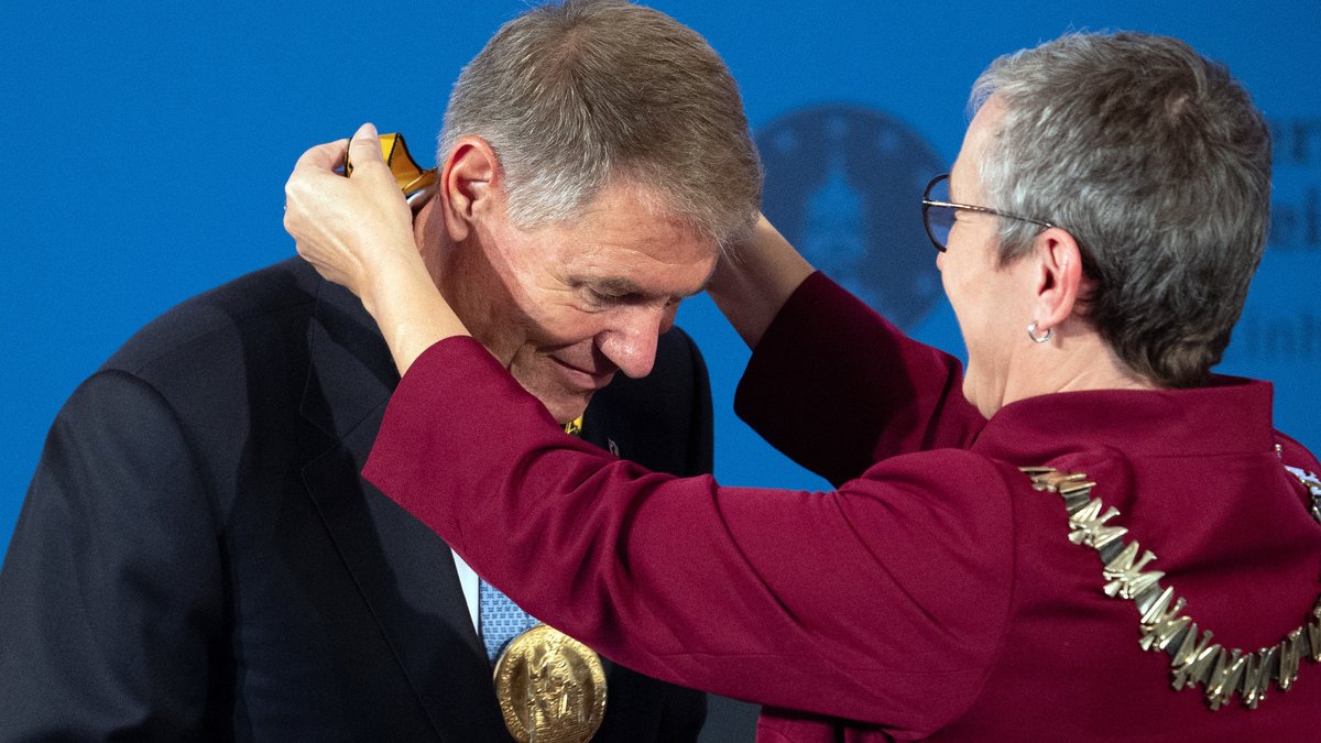 Der rumänische Präsident Klaus Iohannis hat den Karlspreis erhalten
