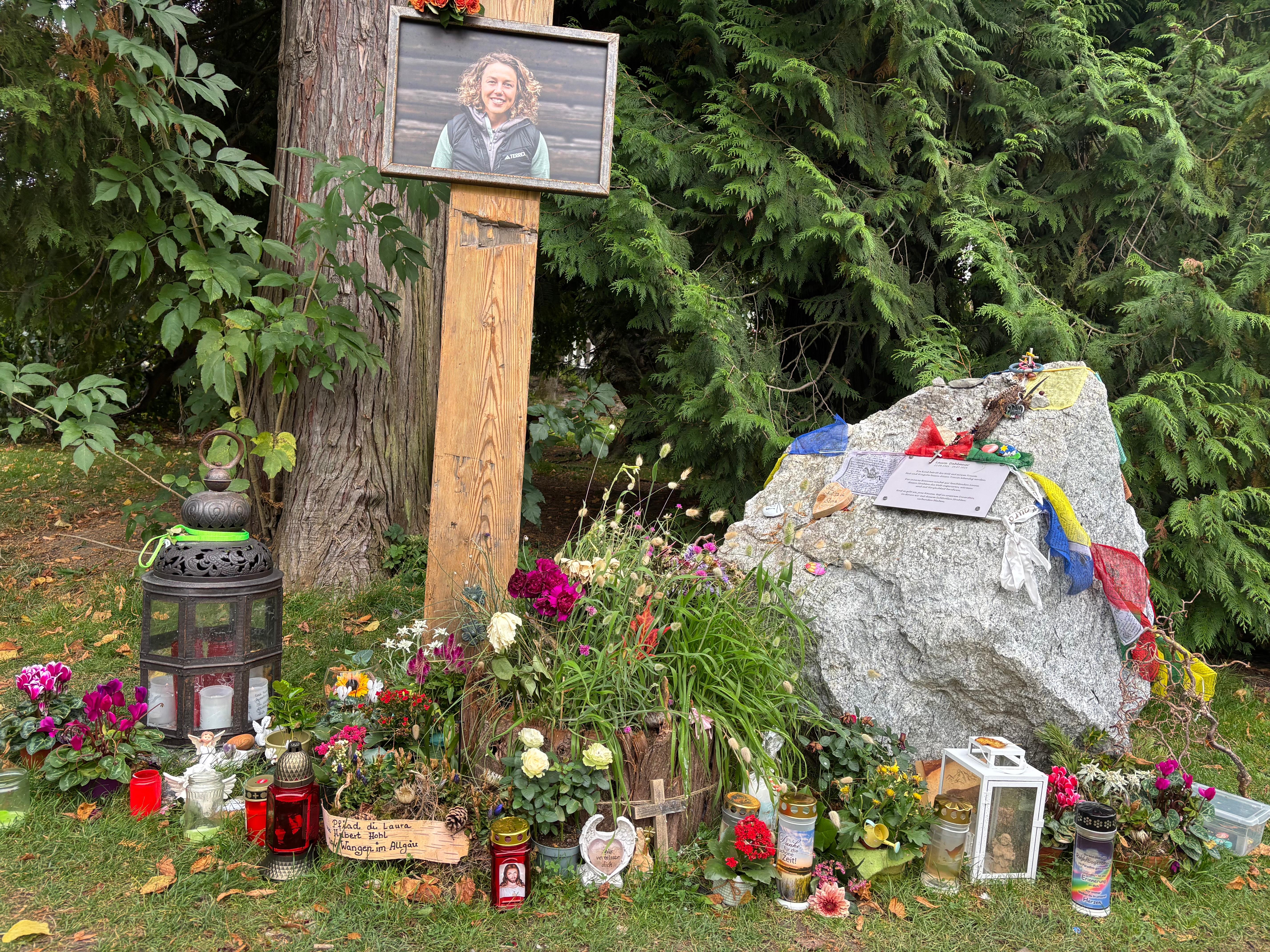 Ein Foto von Laura Dahlmeier und Kerzen erinnern an die Biathletin um Kurpark Garmisch-Partenkirchen
