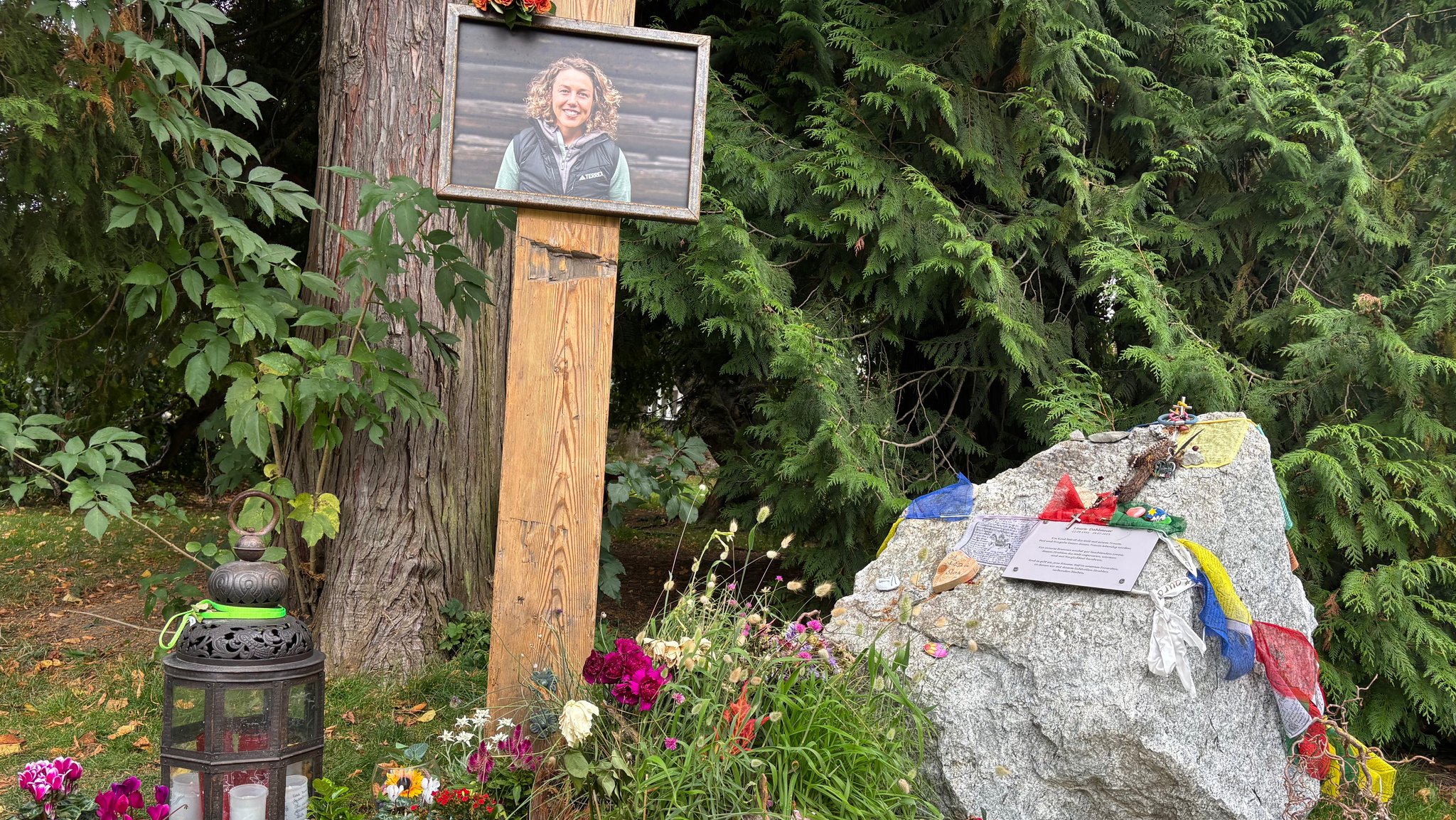 Ein Foto von Laura Dahlmeier und Kerzen erinnern an die Biathletin um Kurpark Garmisch-Partenkirchen