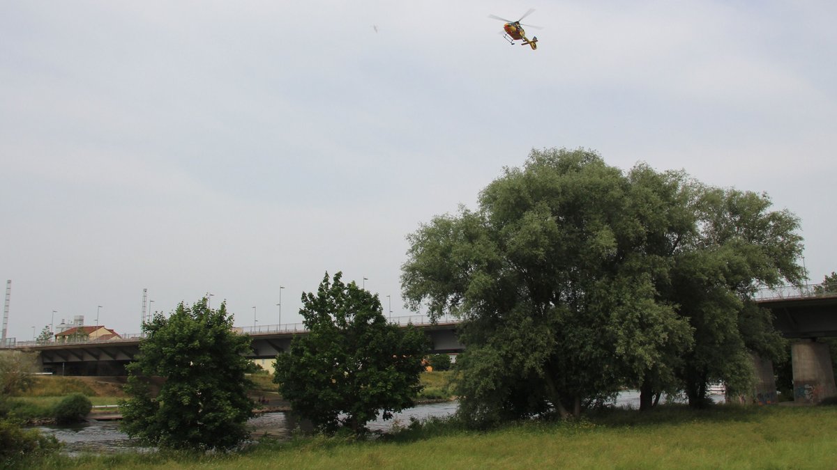 Bild von Hubschrauber über Brücke
