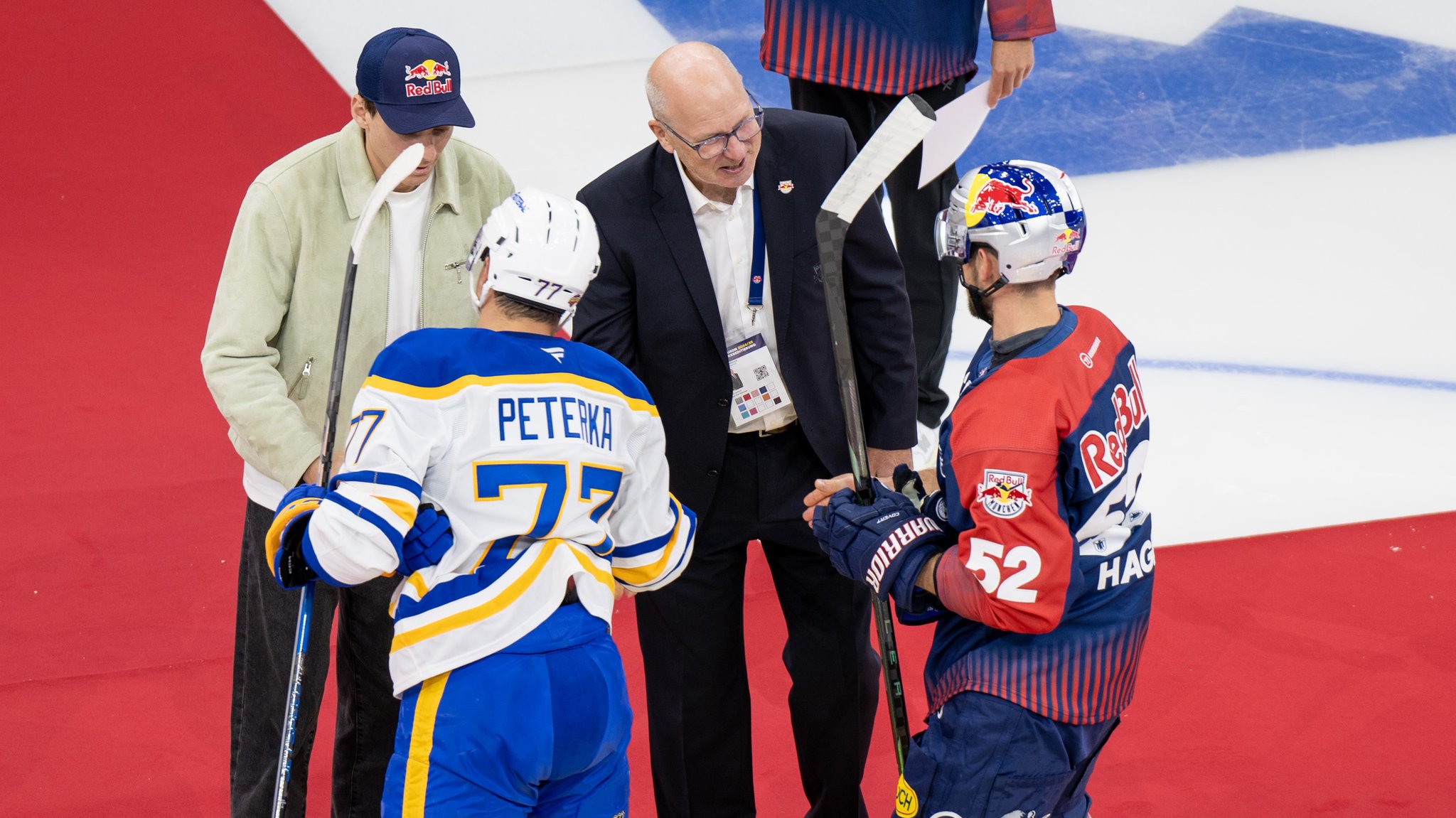 Armand Duplantis und Don Jackson beim "Puck Drop"