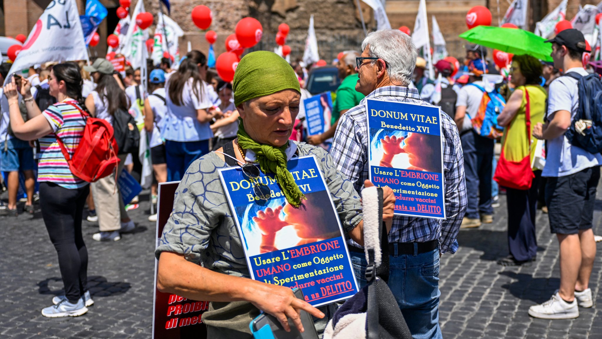 Aktivisten nehmen an einem von der italienischen Abtreibungsgegner-Bewegung organisierten Marsch mit dem Titel "Nationaler Marsch Wir wählen das Leben" (Marcia nazionale Scegliamo la Vita) am 21. Mai 2022 im Zentrum Roms teil. 