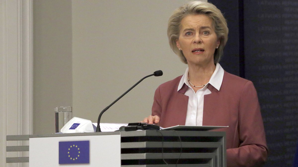 EU-Kommissionspräsidentin von der Leyen hat sich dafür ausgesprochen, eine allgemeine Corona-Impfpflicht in der Europäischen Union zu prüfen.