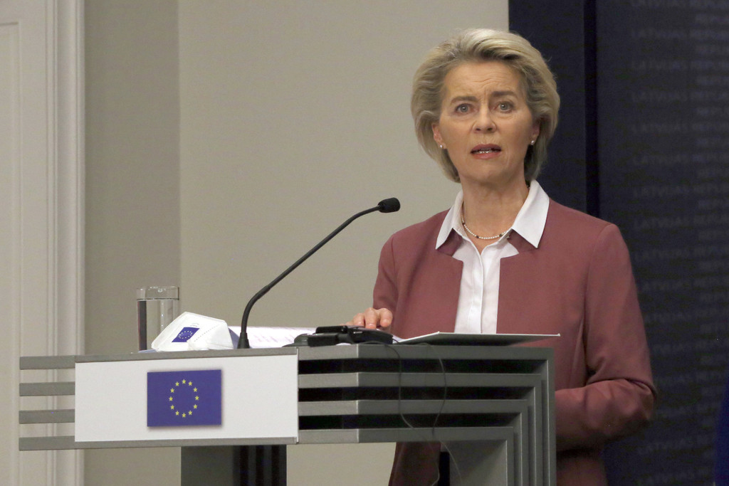 EU-Kommissionspräsidentin von der Leyen hat sich dafür ausgesprochen, eine allgemeine Corona-Impfpflicht in der Europäischen Union zu prüfen.