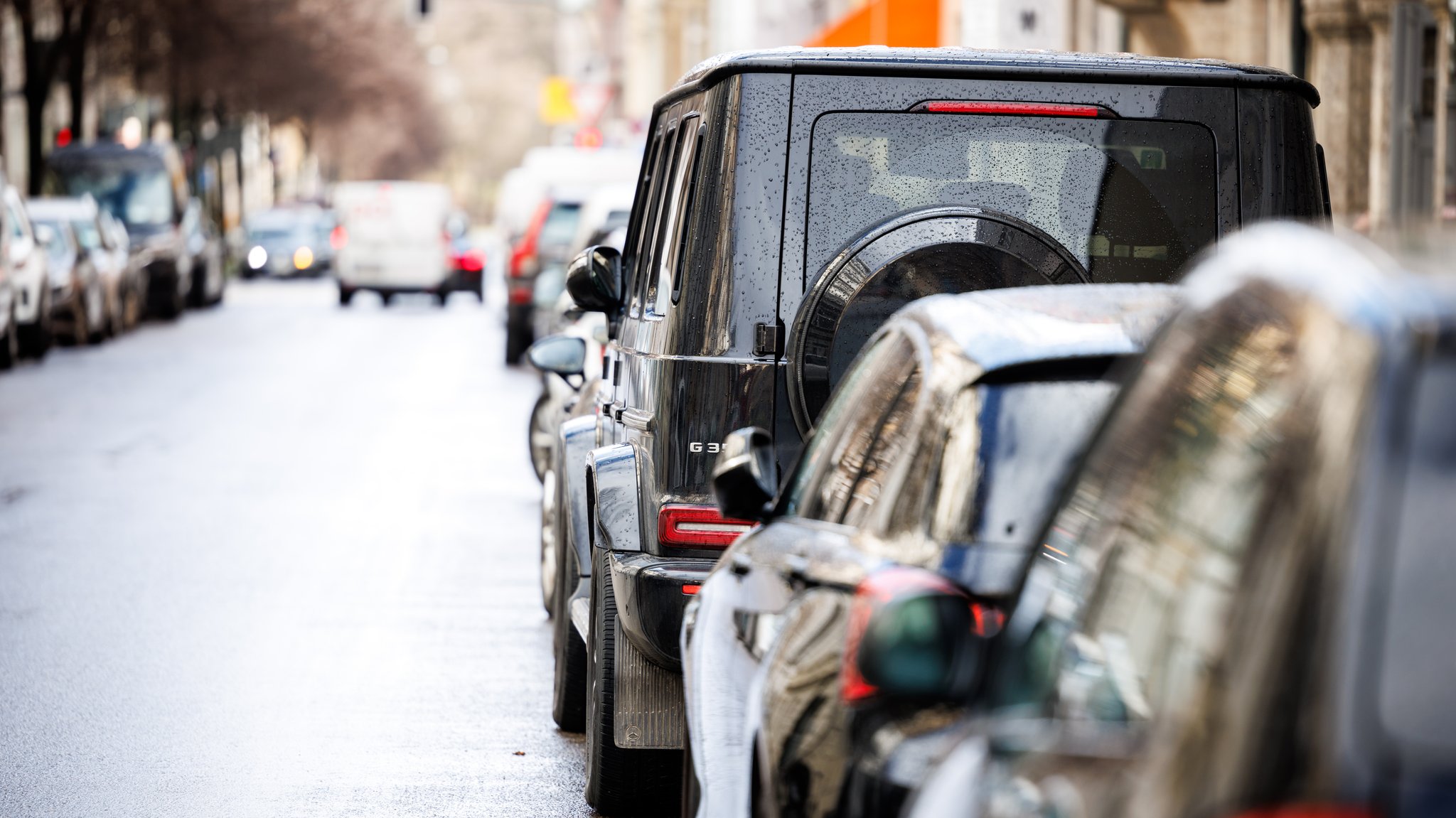 Autos parken zu beiden Seiten einer Straße in der Münchner Innenstadt