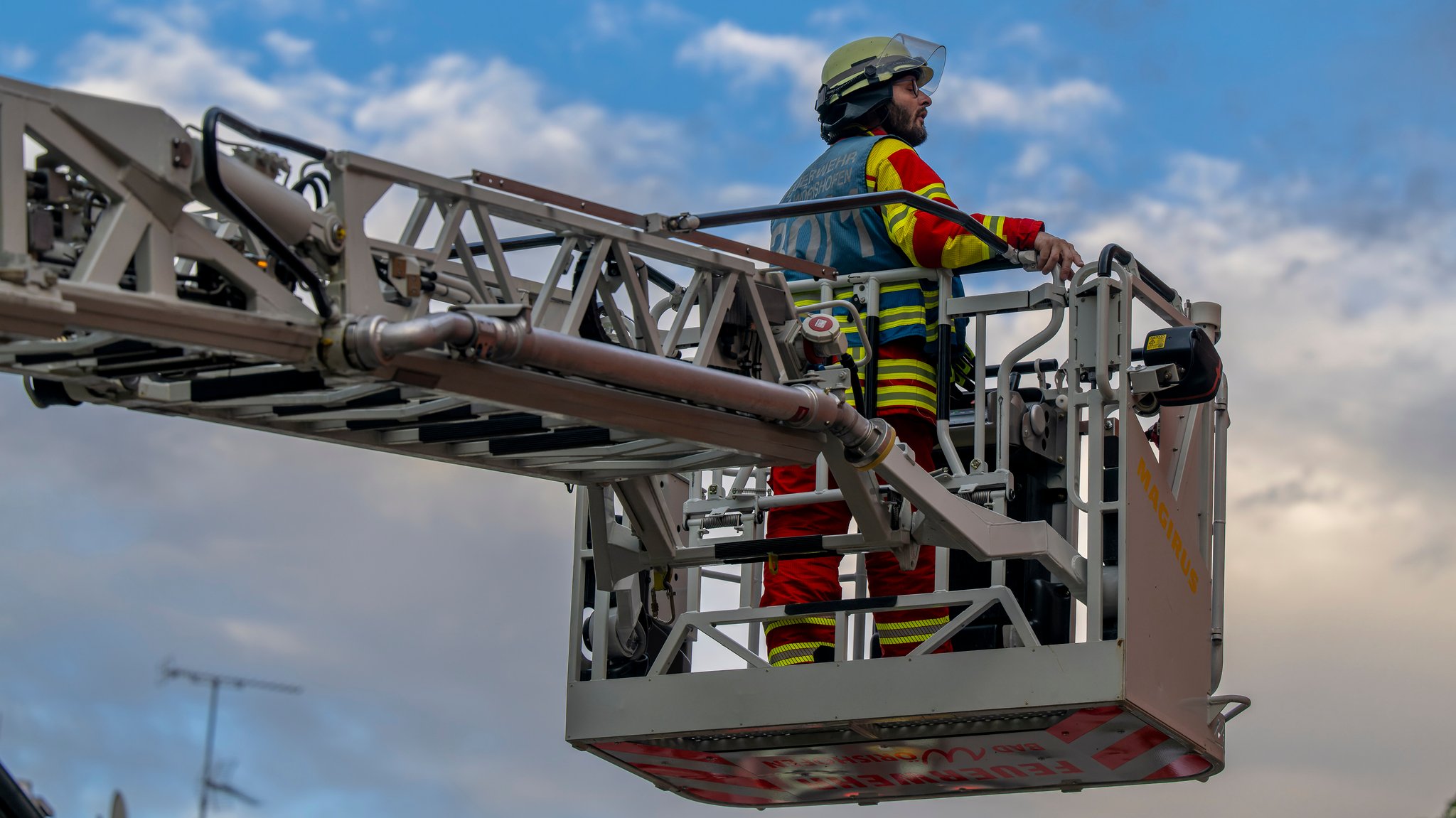 Ein Feuerwehrmann auf einer Drehleiter im Einsatz (Symbolbild)