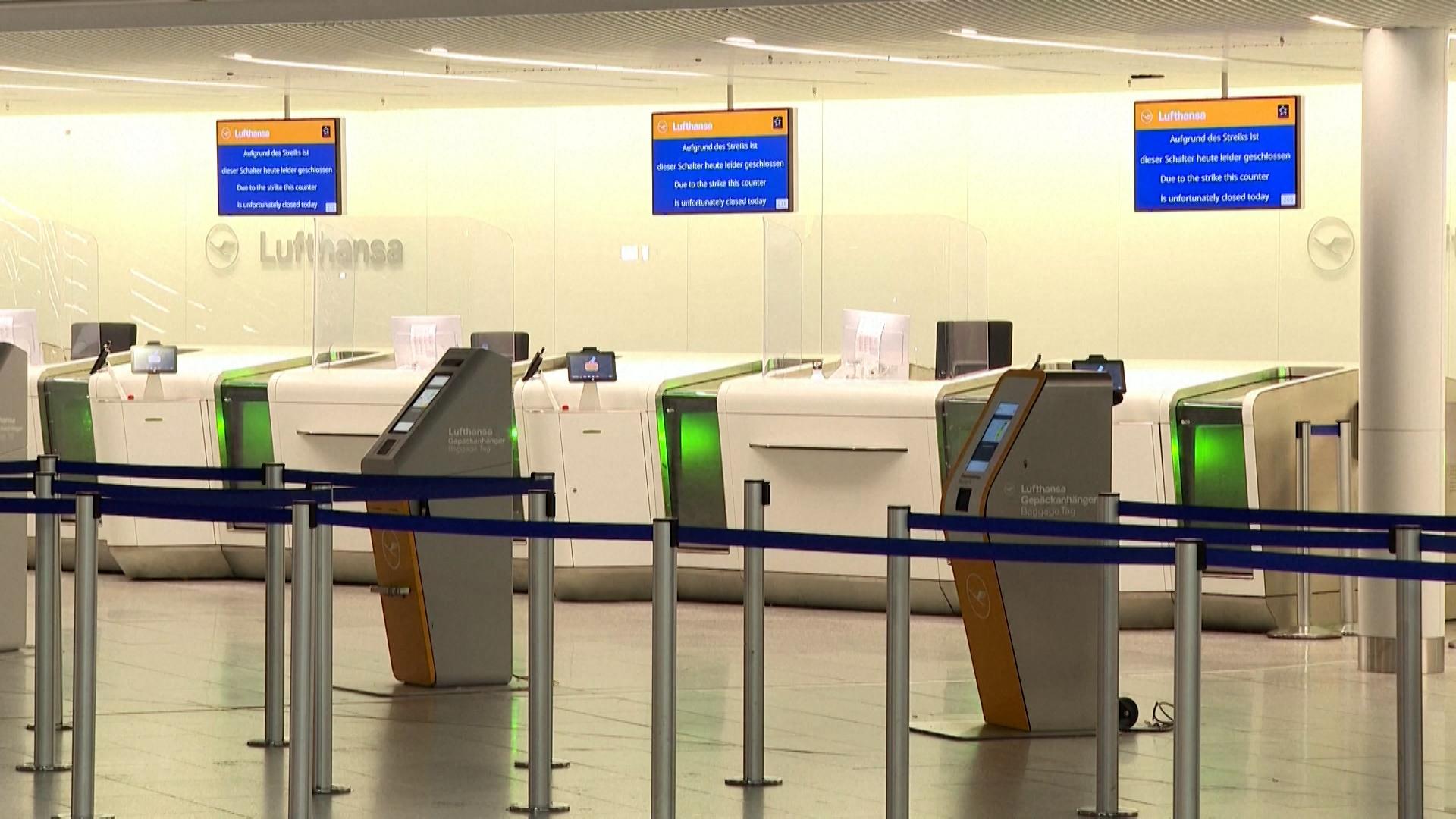 Passagiere der Lufthansa müssen heute erneut improvisieren. Wegen des Warnstreiks des Bodenpersonals musste die Airline hunderte Flüge streichen.